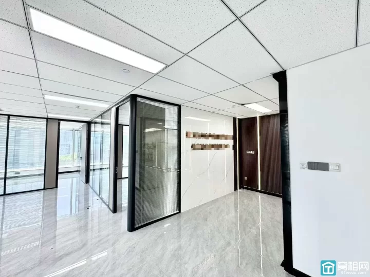 出租鄞州区政府地铁口南苑环球写字楼电梯口位置228平，精装4隔间，可接水源