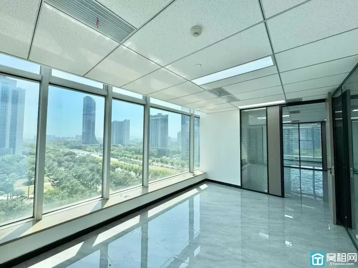 出租鄞州区政府地铁口南苑环球写字楼电梯口位置228平，精装4隔间，可接水源