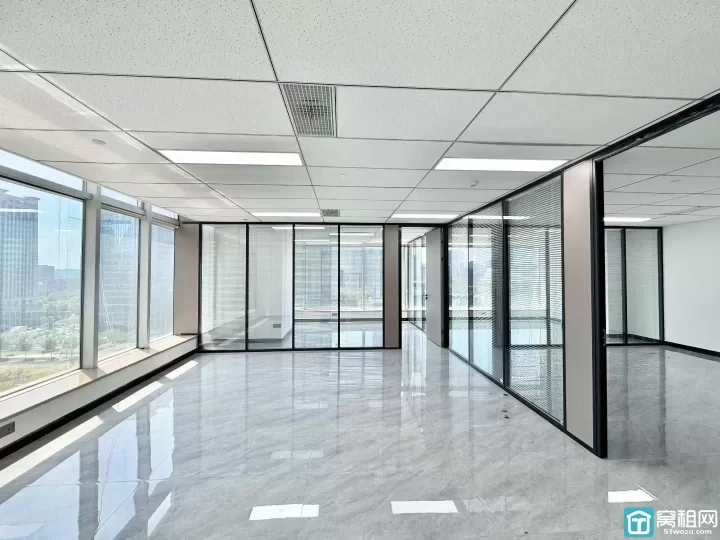 出租鄞州区政府地铁口南苑环球写字楼电梯口位置228平，精装4隔间，可接水源