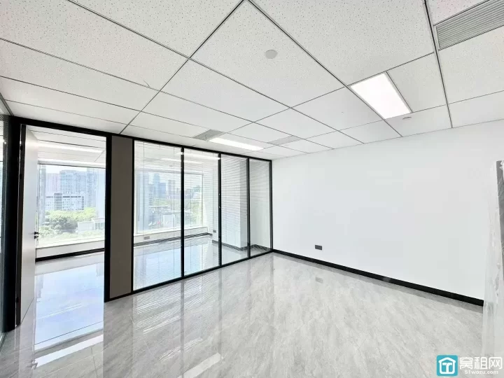 出租鄞州区政府地铁口南苑环球写字楼电梯口位置228平，精装4隔间，可接水源