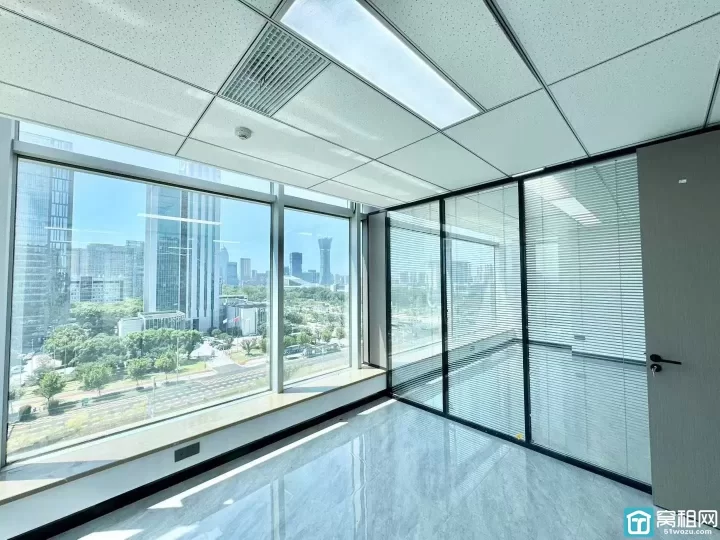 出租鄞州区政府地铁口南苑环球写字楼电梯口位置228平，精装4隔间，可接水源