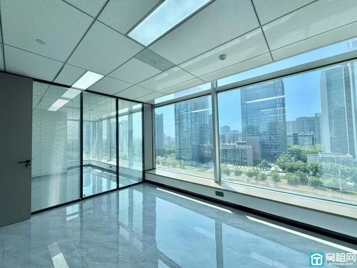 出租鄞州区政府地铁口南苑环球写字楼电梯口位置228平，精装4隔间，可接水源