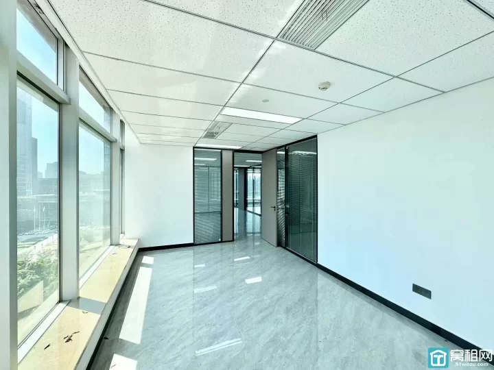 出租鄞州区政府地铁口南苑环球写字楼电梯口位置228平，精装4隔间，可接水源