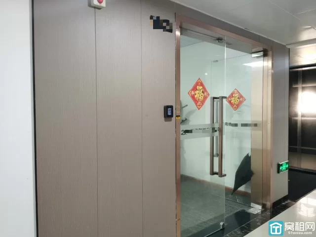 鄞州万达附近慧和大厦室110平，带隔间，朝东亮间，带家具租金4500每月