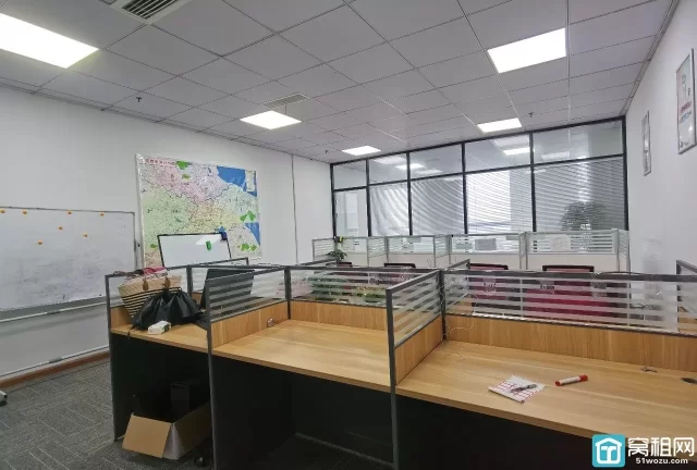 鄞州万达附近慧和大厦室110平，带隔间，朝东亮间，带家具租金4500每月