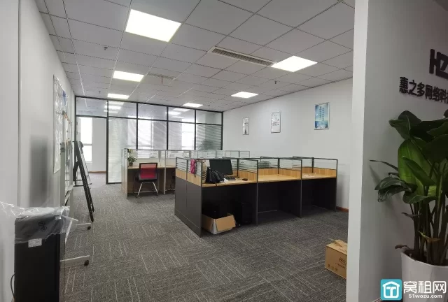 鄞州万达附近慧和大厦室110平，带隔间，朝东亮间，带家具租金4500每月