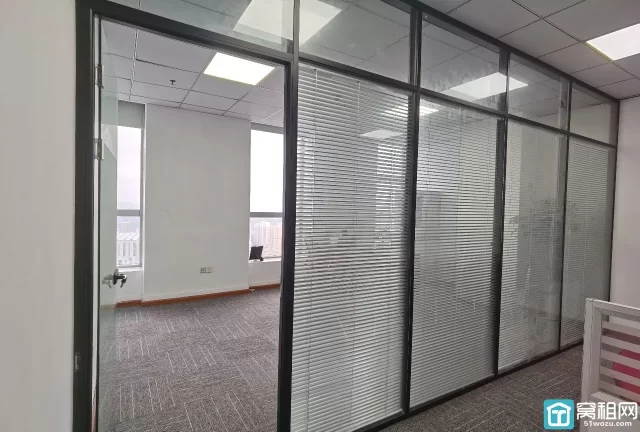 鄞州万达附近慧和大厦室110平，带隔间，朝东亮间，带家具租金4500每月