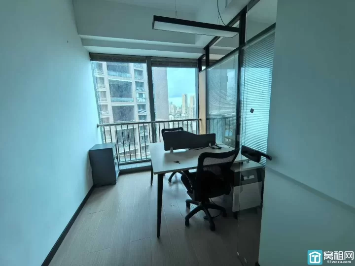 出租鄞州区和邦大厦对面写字楼汇亚国际大厦88平租金4500每月，全套办公家具