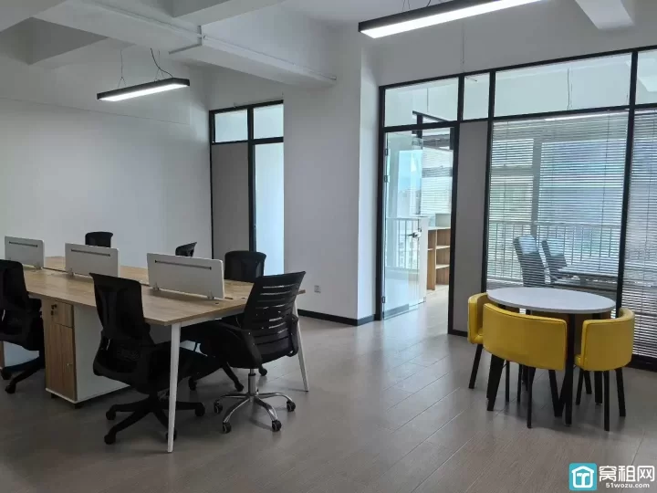 出租鄞州区和邦大厦对面写字楼汇亚国际大厦88平租金4500每月，全套办公家具