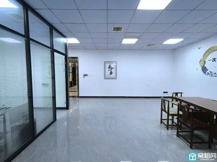 宁波恒凯中心对面慧和大厦正电梯口办公室面积120平3隔间招租