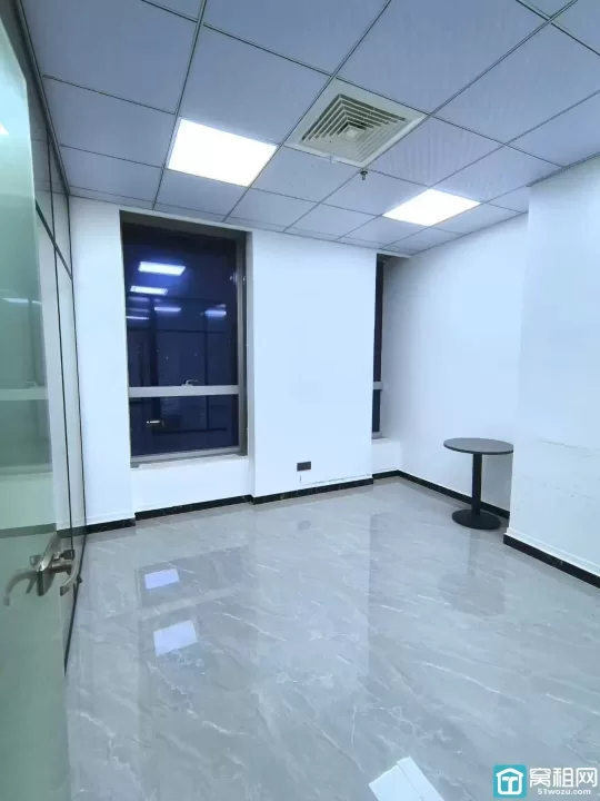 宁波恒凯中心对面慧和大厦正电梯口办公室面积120平3隔间招租