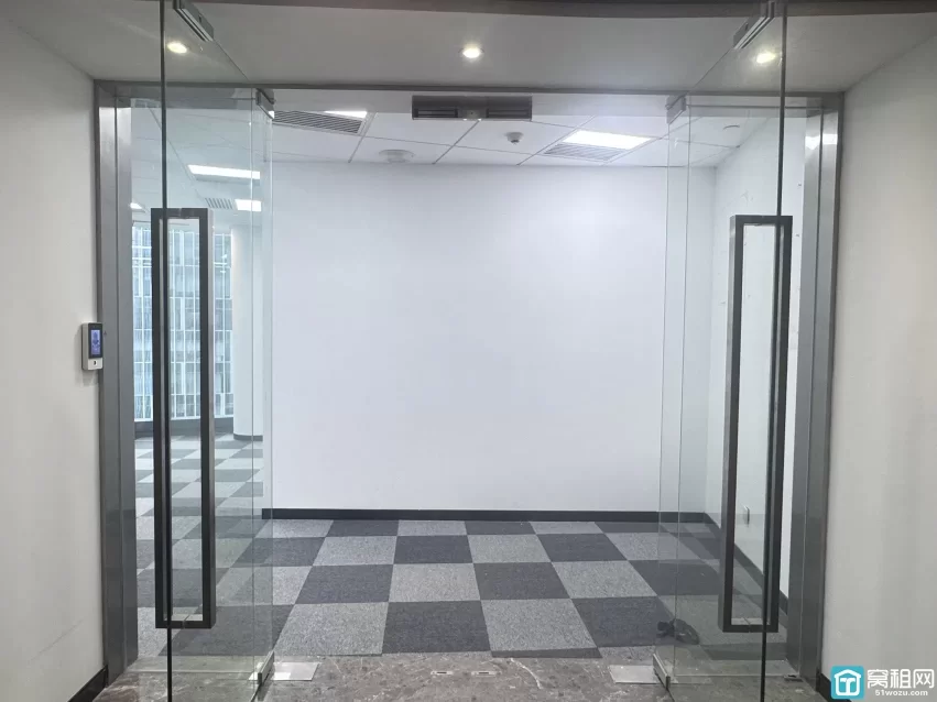 宁波东部新城地标建筑中银大厦面积：139方精装修出租租金单价：2.2元/㎡/天含税