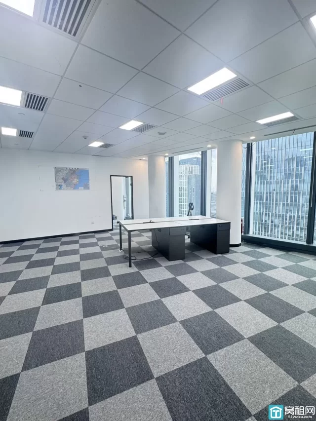 宁波东部新城地标建筑中银大厦面积：139方精装修出租租金单价：2.2元/㎡/天含税