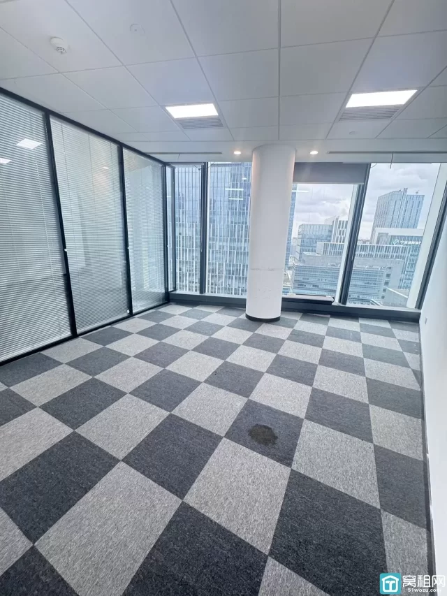 宁波东部新城地标建筑中银大厦面积：139方精装修出租租金单价：2.2元/㎡/天含税