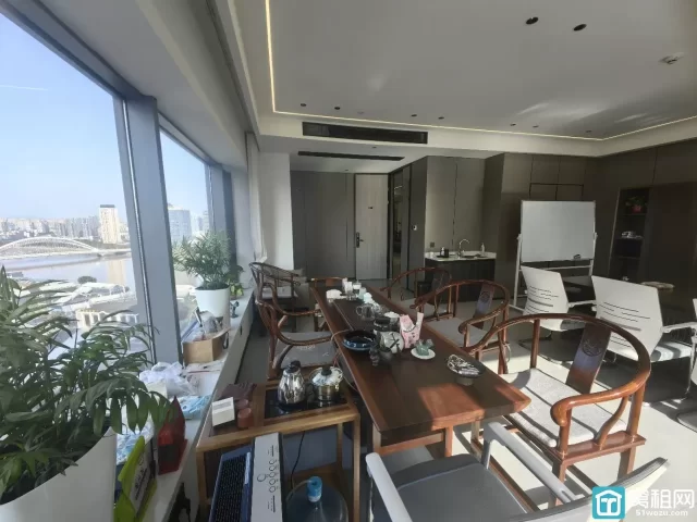 舟宿夜江对面南苑滨江大厦江景房280平三个隔间，西南朝向带家具出租，可注册带水源，24小时独立空调