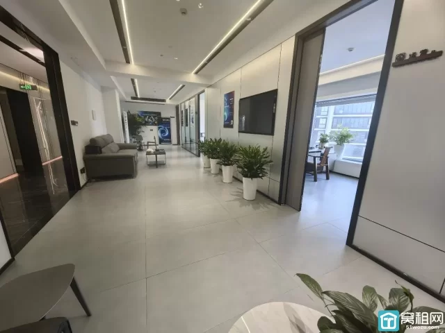 舟宿夜江对面南苑滨江大厦江景房280平三个隔间，西南朝向带家具出租，可注册带水源，24小时独立空调