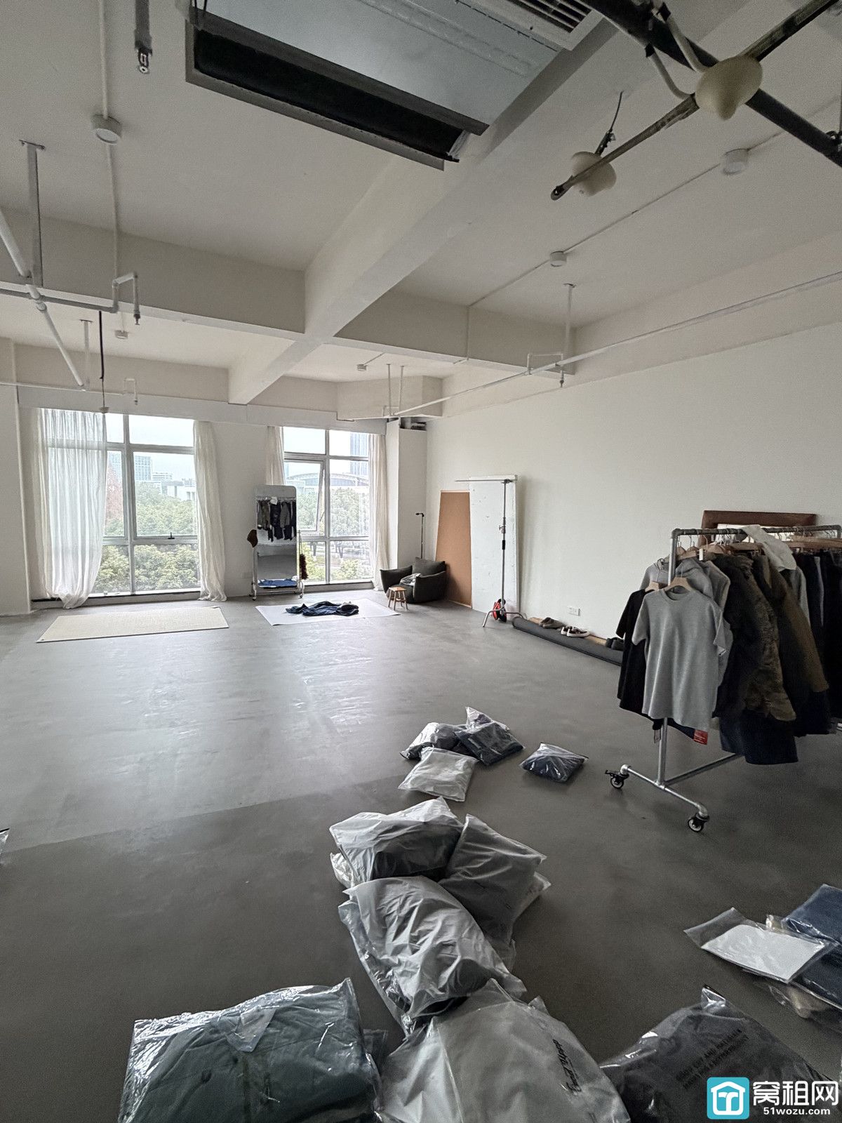 高新区华众大厦出租180平米办公室招租，单价1.2元