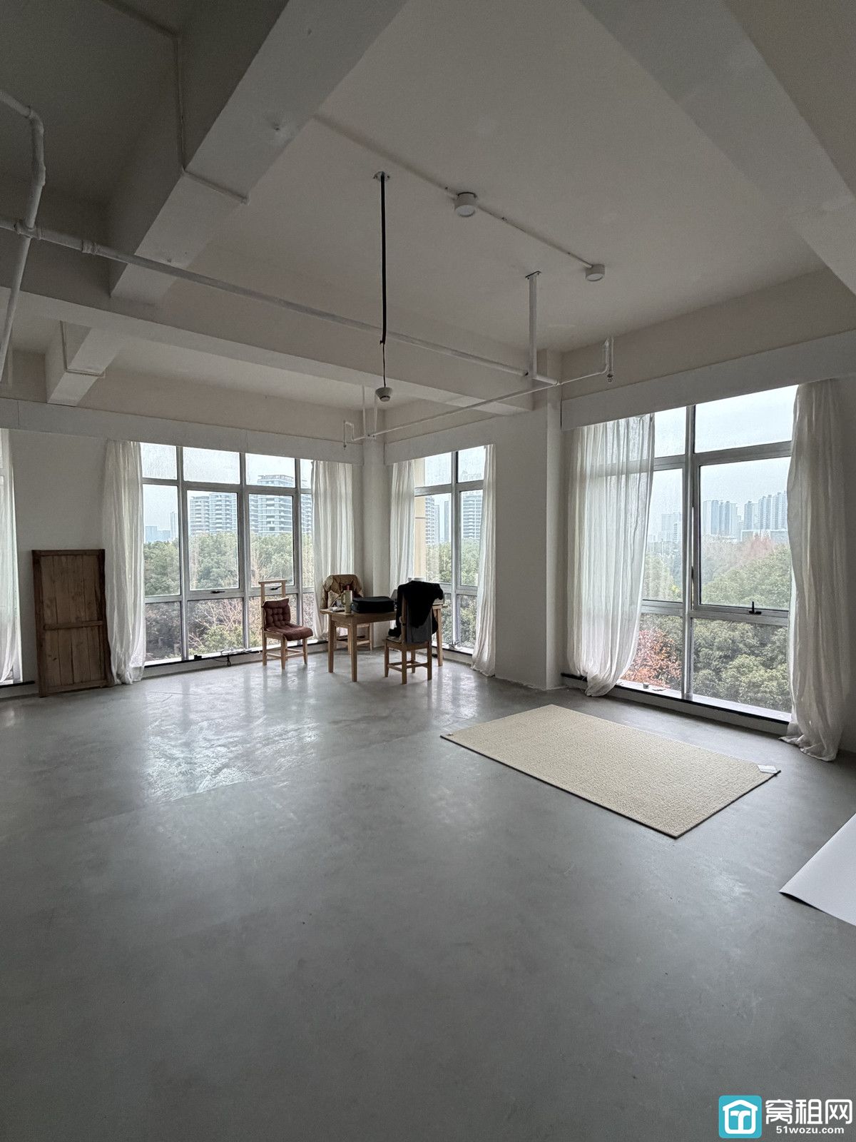 高新区华众大厦出租180平米办公室招租，单价1.2元