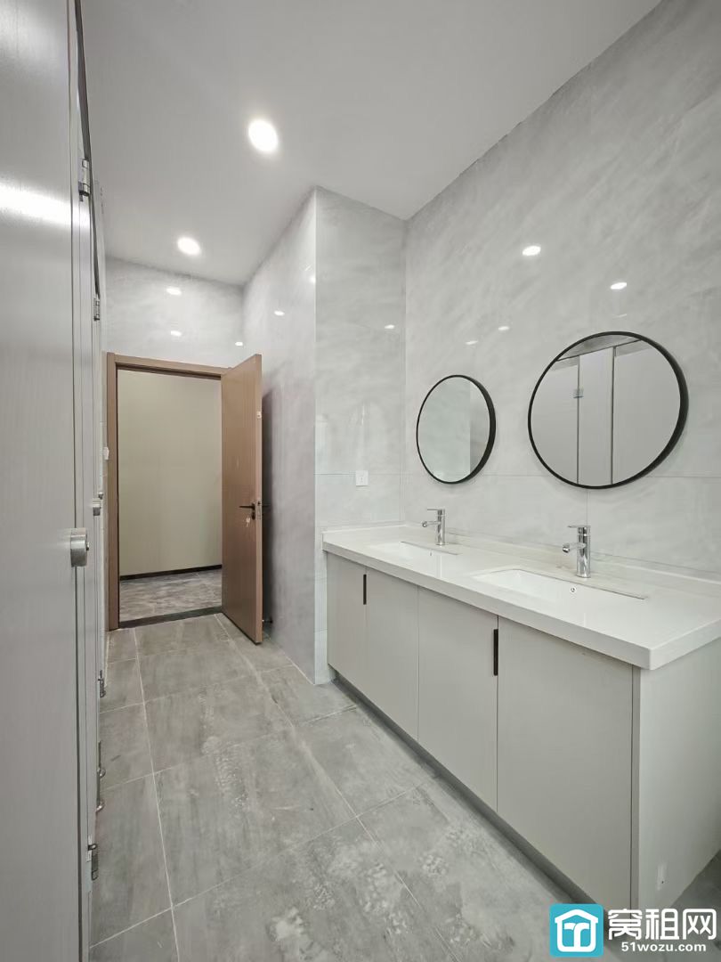 高新区华众大厦出租180平米办公室招租，单价1.2元