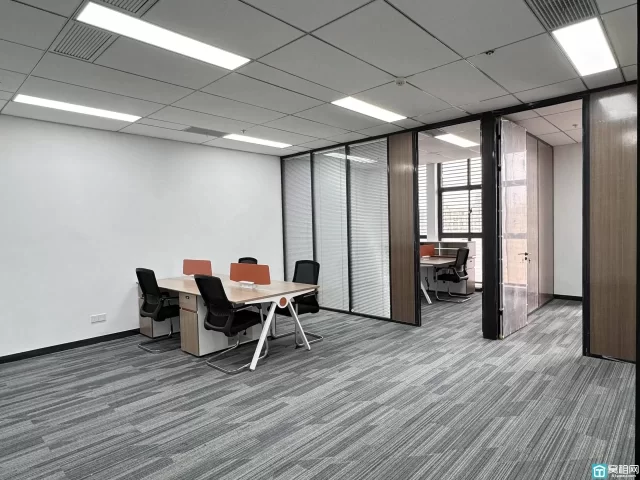 三江口中国人民银行附近银亿东岸B座 120平办公室 两隔间 全套家具出租