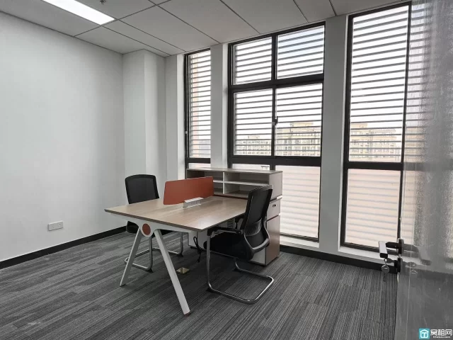 三江口中国人民银行附近银亿东岸B座 120平办公室 两隔间 全套家具出租