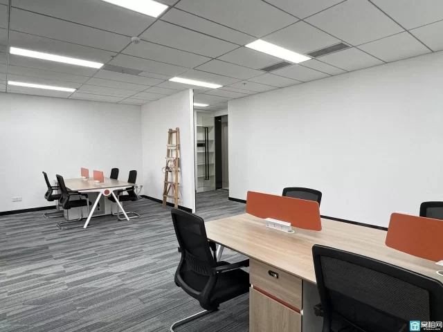 三江口中国人民银行附近银亿东岸B座 120平办公室 两隔间 全套家具出租