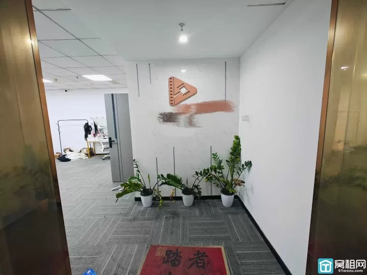 直租万达附近汇华大厦256平，朝南，直播格局（8个直播间）