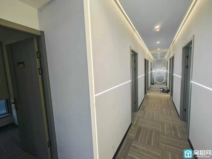 直租万达附近汇华大厦256平，朝南，直播格局（8个直播间）