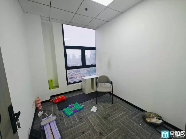 直租万达附近汇华大厦256平，朝南，直播格局（8个直播间）