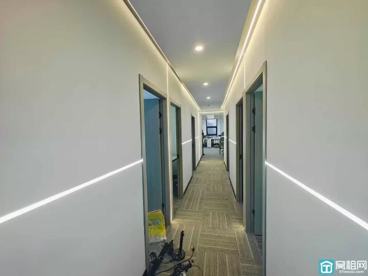 直租万达附近汇华大厦256平，朝南，直播格局（8个直播间）