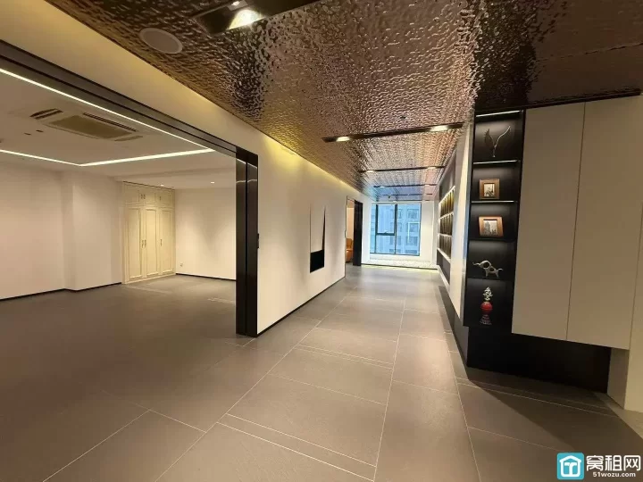 和荣大厦最新房源，面积558方，租金1.58元/平方，双面采光，原为全屋定制公司。