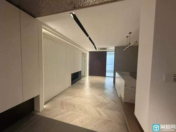 和荣大厦最新房源，面积558方，租金1.58元/平方，双面采光，原为全屋定制公司。