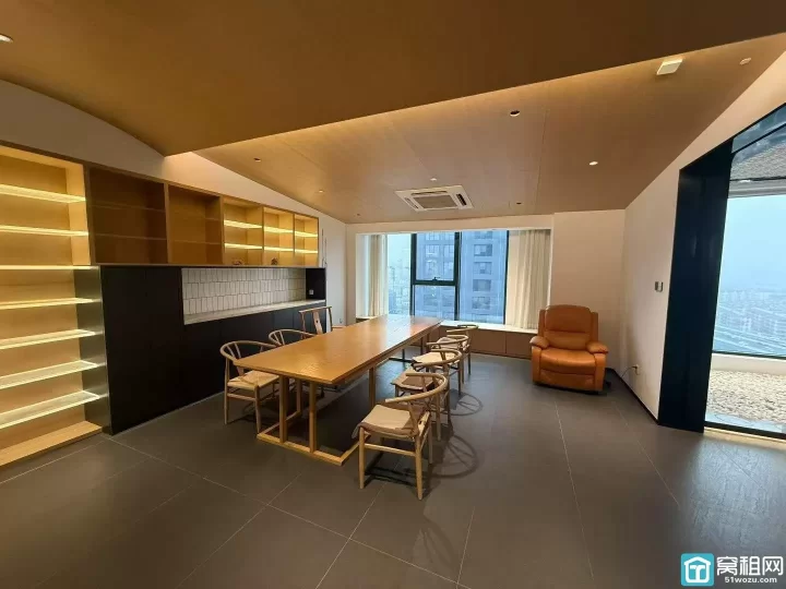 和荣大厦最新房源，面积558方，租金1.58元/平方，双面采光，原为全屋定制公司。