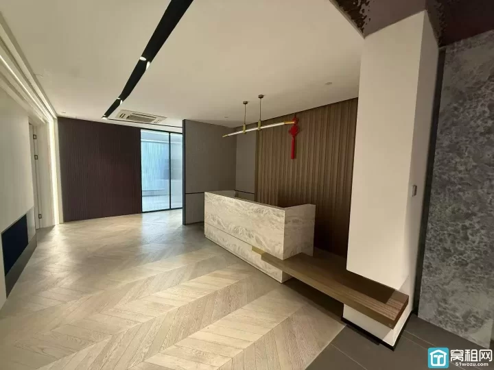 和荣大厦最新房源，面积558方，租金1.58元/平方，双面采光，原为全屋定制公司。