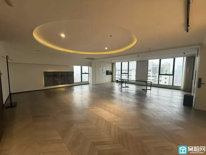 和荣大厦最新房源，面积558方，租金1.58元/平方，双面采光，原为全屋定制公司。