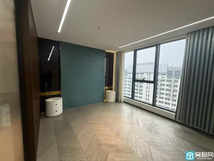 和荣大厦最新房源，面积558方，租金1.58元/平方，双面采光，原为全屋定制公司。