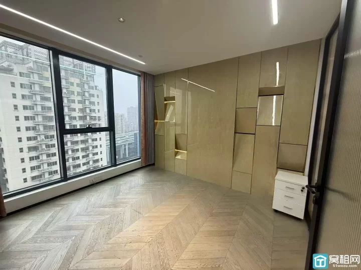 和荣大厦最新房源，面积558方，租金1.58元/平方，双面采光，原为全屋定制公司。