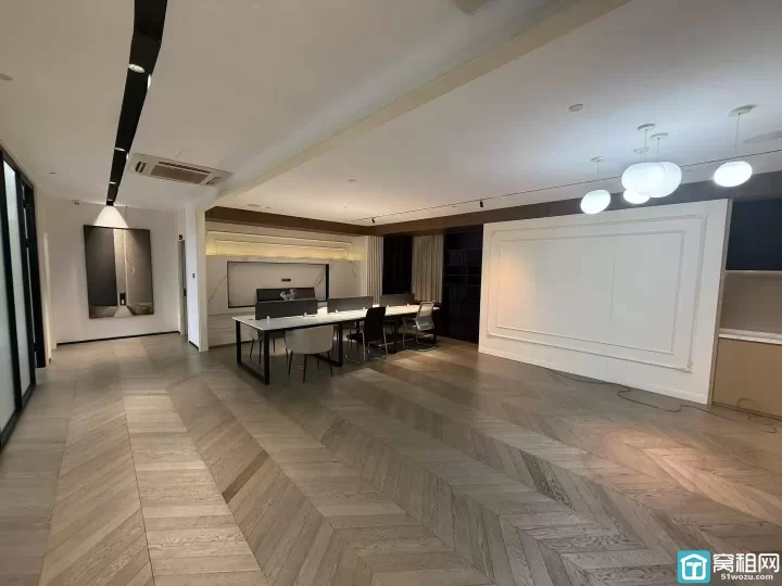 和荣大厦最新房源，面积558方，租金1.58元/平方，双面采光，原为全屋定制公司。