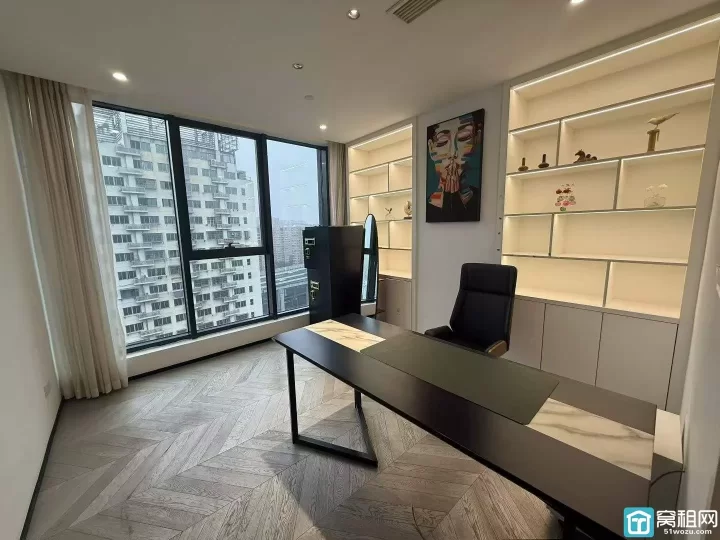 和荣大厦最新房源，面积558方，租金1.58元/平方，双面采光，原为全屋定制公司。