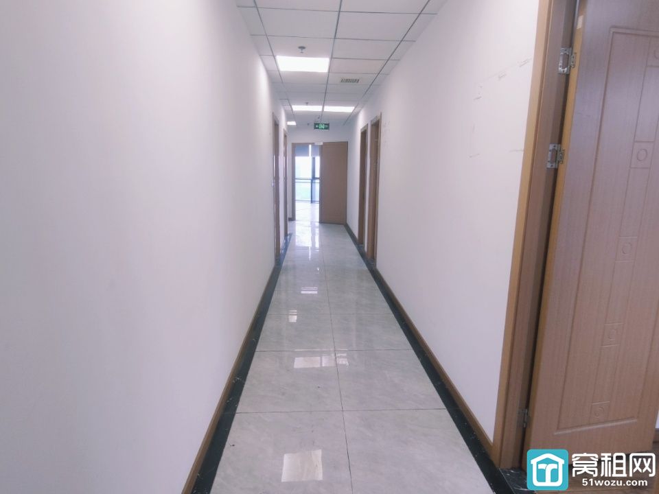 金东大厦754.88平方，东南西朝向，电梯口位置，金融格局，隔间较多，物业费6.8元/平/月，停车位充足，视野开阔