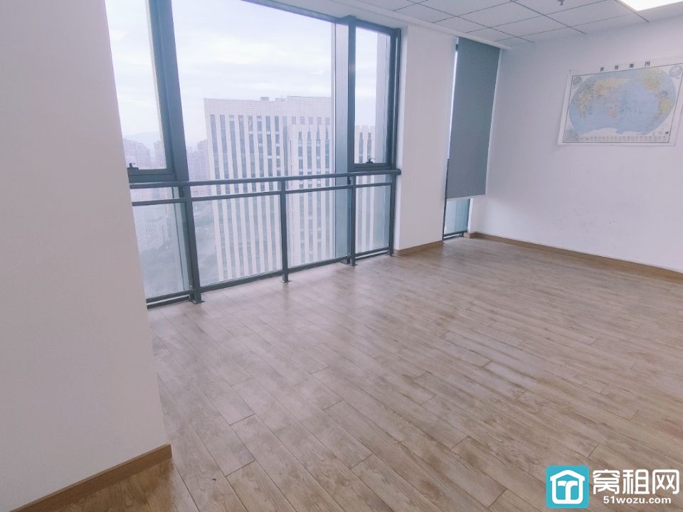 金东大厦754.88平方，东南西朝向，电梯口位置，金融格局，隔间较多，物业费6.8元/平/月，停车位充足，视野开阔