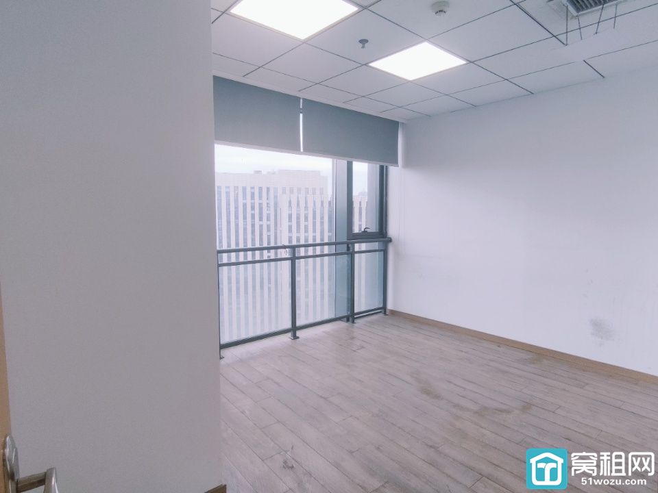 金东大厦754.88平方，东南西朝向，电梯口位置，金融格局，隔间较多，物业费6.8元/平/月，停车位充足，视野开阔