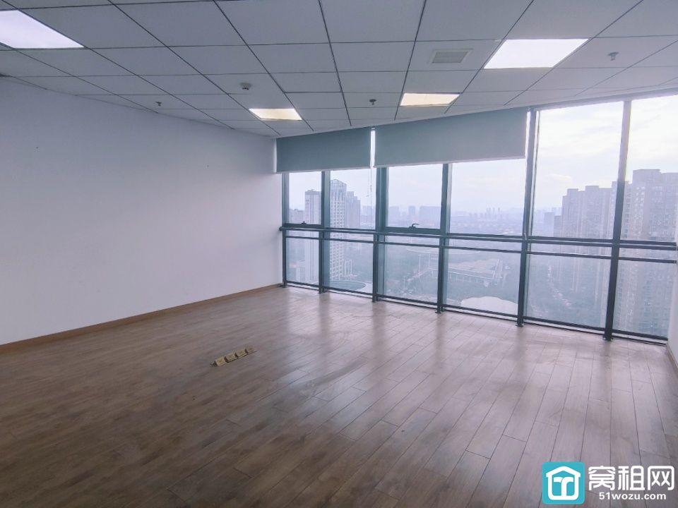 金东大厦754.88平方，东南西朝向，电梯口位置，金融格局，隔间较多，物业费6.8元/平/月，停车位充足，视野开阔