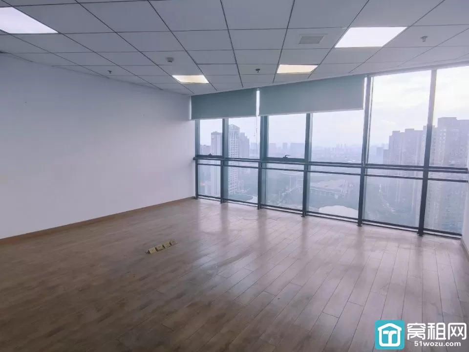 宁波金东大厦754.88平方，东南西朝向，电梯口位置，金融格局，隔间较多，物业费6.8元/平/月，停车位充足，视野开阔
