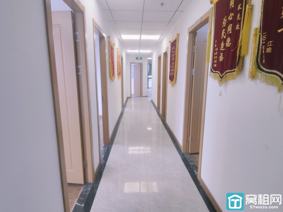 金东大厦754.88平方，东南西朝向，电梯口位置，金融格局，隔间较多，物业费6.8元/平/月，停车位充足，视野开阔