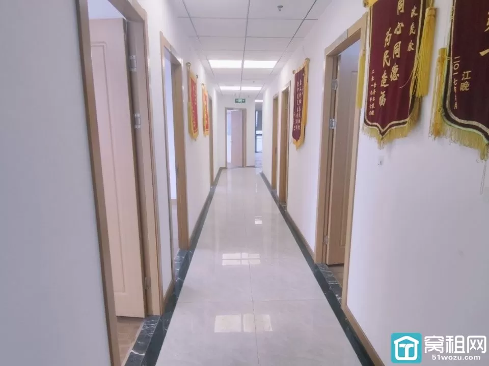 宁波金东大厦754.88平方，东南西朝向，电梯口位置，金融格局，隔间较多，物业费6.8元/平/月，停车位充足，视野开阔