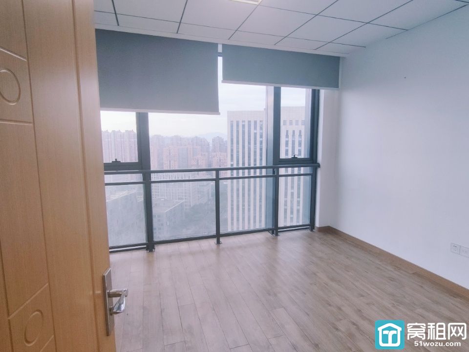 金东大厦754.88平方，东南西朝向，电梯口位置，金融格局，隔间较多，物业费6.8元/平/月，停车位充足，视野开阔