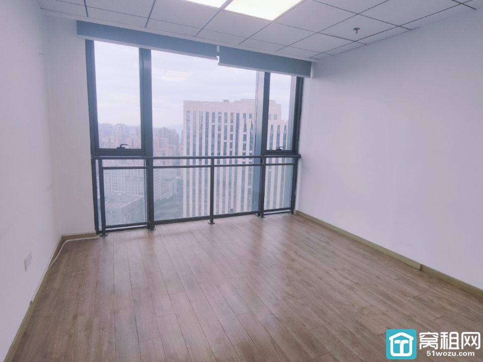 金东大厦754.88平方，东南西朝向，电梯口位置，金融格局，隔间较多，物业费6.8元/平/月，停车位充足，视野开阔