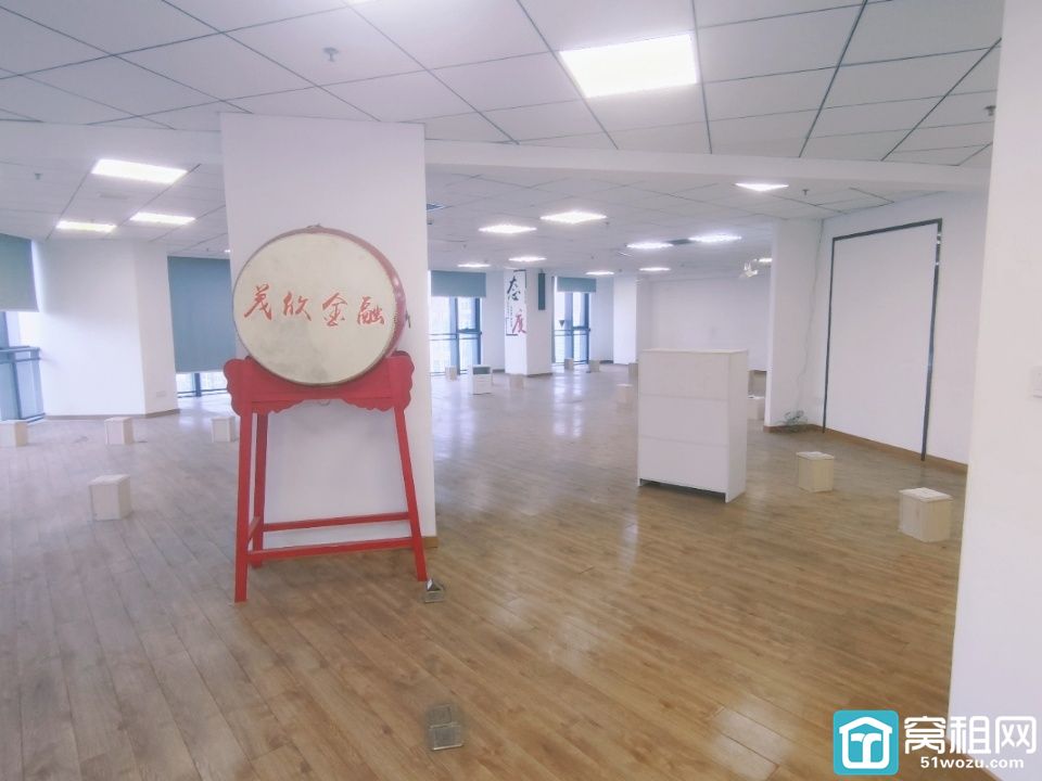 金东大厦754.88平方，东南西朝向，电梯口位置，金融格局，隔间较多，物业费6.8元/平/月，停车位充足，视野开阔