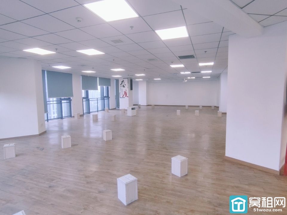 金东大厦754.88平方，东南西朝向，电梯口位置，金融格局，隔间较多，物业费6.8元/平/月，停车位充足，视野开阔